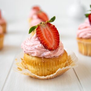 Cupcakes με Βουτυρόκρεμα Φράουλας
