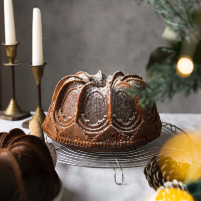 Χριστουγεννιάτικο Κέικ με Μπαχαρικά, Καρύδια & Γλάσο με Κονιάκ – Πορτοκάλι