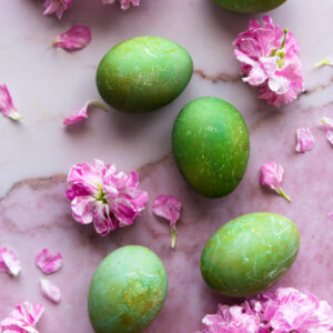 Πράσινα Πασχαλινά Αυγά με Φυσικό Τρόπο Βαφής (Κουρκουμάς & Μωβ Λάχανο)