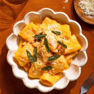 Ζυμαρικά με Πρωτεϊνική Σάλτσα από Κολοκύθα και Τυρί Cottage