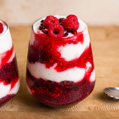 Πουτίγκα Γιαουρτιού με Chia Seeds, Χυμό Ρόδι και Raspberries