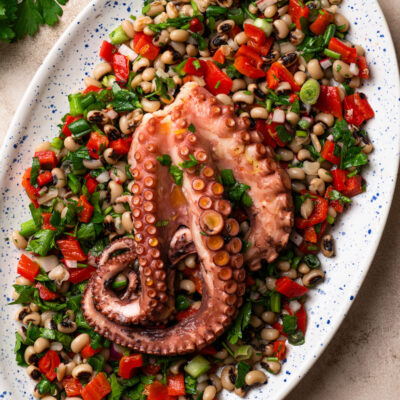 Σαλάτα Χταπόδι με Μαυρομάτικα Φασόλια στη Χύτρα