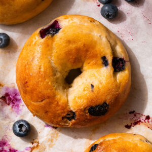 Εύκολα & Πρωτεϊνικά Bagels με Blueberries (με 3 Υλικά)